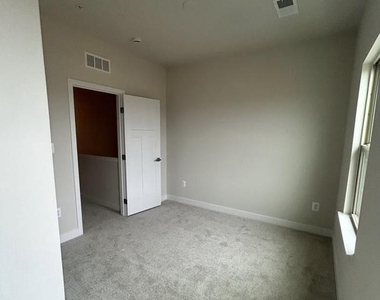 168 Bethlehem Pl - Photo Thumbnail 3