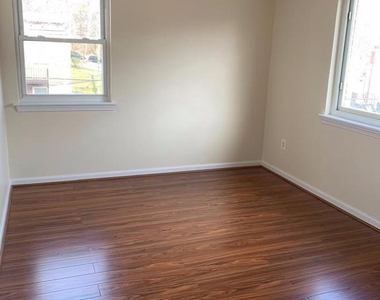 126 Webster Street Ne - Photo Thumbnail 4