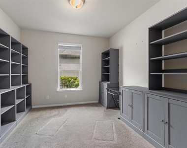 108 Calhoun Ln - Photo Thumbnail 3