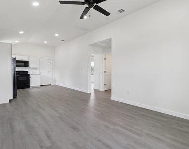 1087 Schubert Ln - Photo Thumbnail 4