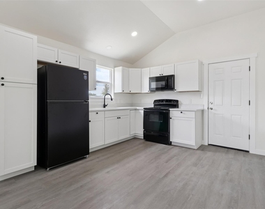 1087 Schubert Ln - Photo Thumbnail 6