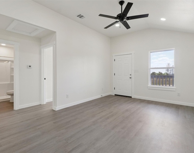 1087 Schubert Ln - Photo Thumbnail 5
