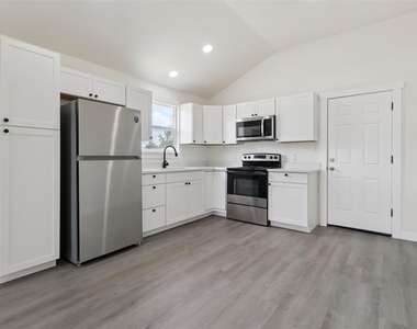1087 Schubert Ln - Photo Thumbnail 6