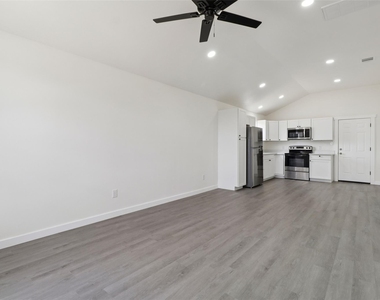 1087 Schubert Ln - Photo Thumbnail 3