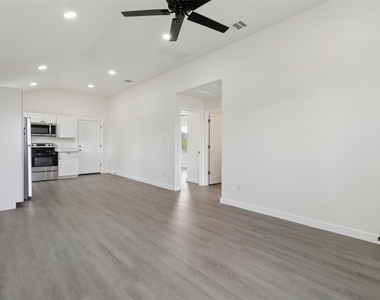 1087 Schubert Ln - Photo Thumbnail 4