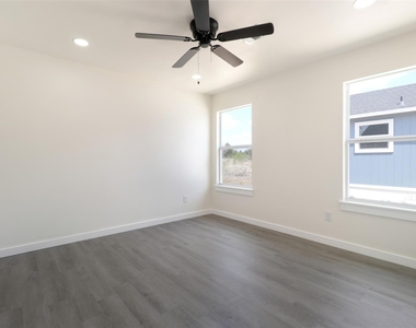 1087 Schubert Ln - Photo Thumbnail 9