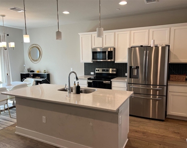 11204 Gadsen Ln - Photo Thumbnail 12