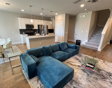 11204 Gadsen Ln - Photo Thumbnail 15