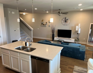 11204 Gadsen Ln - Photo Thumbnail 14