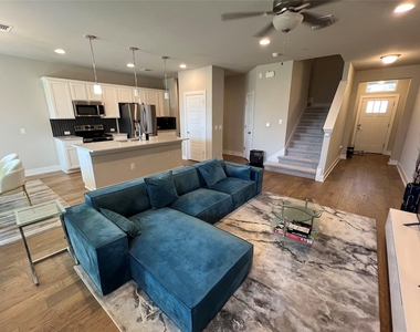 11204 Gadsen Ln - Photo Thumbnail 16