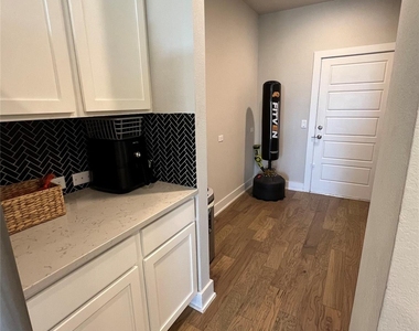 11204 Gadsen Ln - Photo Thumbnail 18