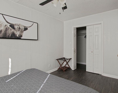 2900 Cole St - Photo Thumbnail 6