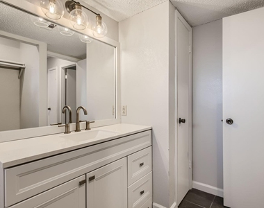 1015 E Yager Ln - Photo Thumbnail 9