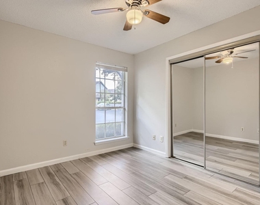 1015 E Yager Ln - Photo Thumbnail 7