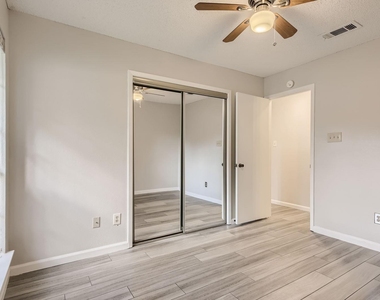 1015 E Yager Ln - Photo Thumbnail 8