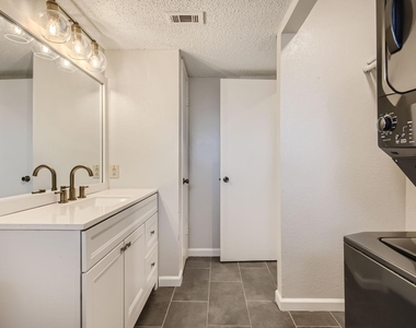 1015 E Yager Ln - Photo Thumbnail 10