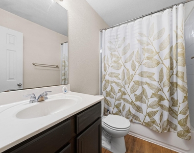 601 Silver Wing Ct - Photo Thumbnail 8
