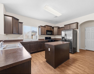601 Silver Wing Ct - Photo Thumbnail 2