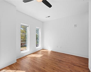 456 Flat Shoals Avenue Se - Photo Thumbnail 7