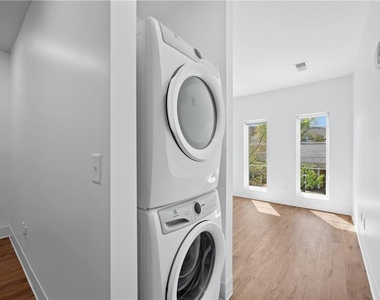 456 Flat Shoals Avenue Se - Photo Thumbnail 4
