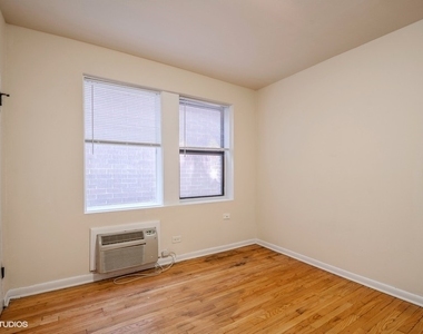 1504 N Dearborn Parkway - Photo Thumbnail 3