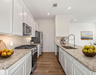 613 Royal Arch Drive - Photo Thumbnail 4