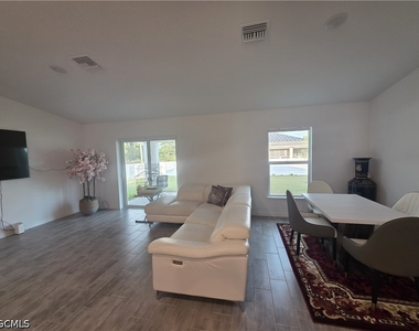 4421 Ne 15th Place - Photo Thumbnail 3