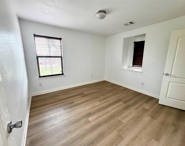 7540 Connemara Drive - Photo Thumbnail 13