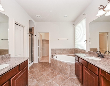 19 Sandwell Place - Photo Thumbnail 7