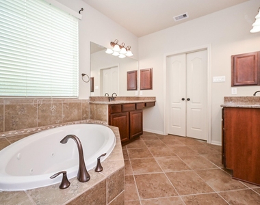 19 Sandwell Place - Photo Thumbnail 8