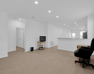 319 Bismuth Drive - Photo Thumbnail 2
