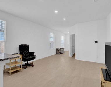 319 Bismuth Drive - Photo Thumbnail 3