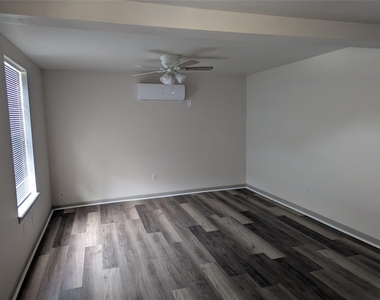 1311 1/2 21st Street - Photo Thumbnail 2