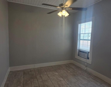 712 40th Street - Photo Thumbnail 6