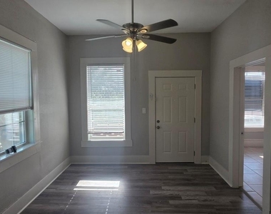 712 40th Street - Photo Thumbnail 2