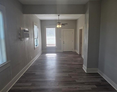 712 40th Street - Photo Thumbnail 5