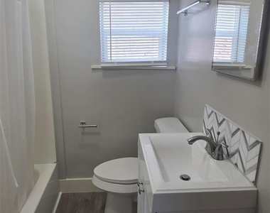 712 40th Street - Photo Thumbnail 11