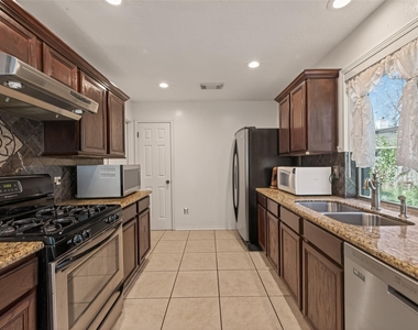 8203 Paddington Place Drive - Photo Thumbnail 11