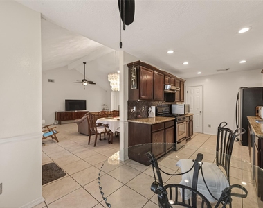8203 Paddington Place Drive - Photo Thumbnail 10
