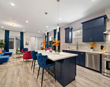 207 E 38th Street - Photo Thumbnail 5