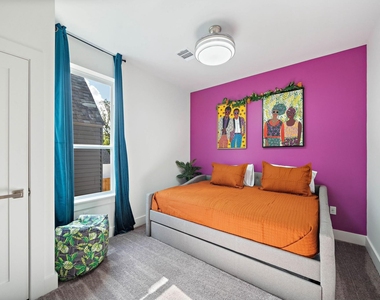 207 E 38th Street - Photo Thumbnail 14