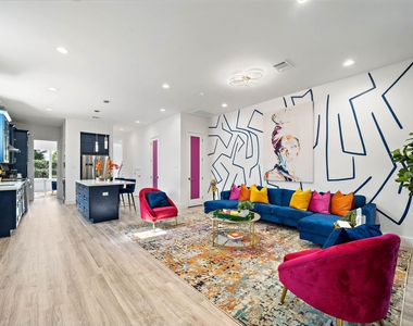 207 E 38th Street - Photo Thumbnail 2