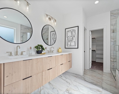 207 E 38th Street - Photo Thumbnail 10