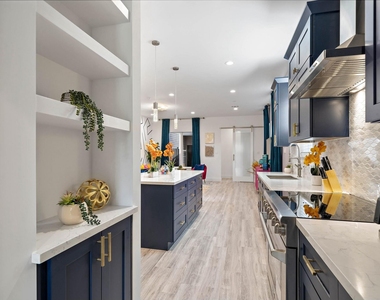 207 E 38th Street - Photo Thumbnail 6
