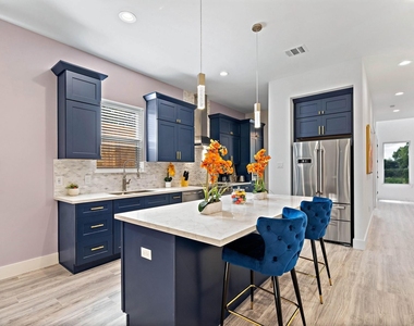207 E 38th Street - Photo Thumbnail 4