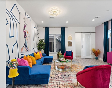 207 E 38th Street - Photo Thumbnail 3