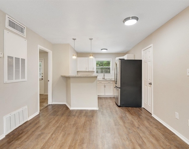 1512 Broadmoor Drive - Photo Thumbnail 2