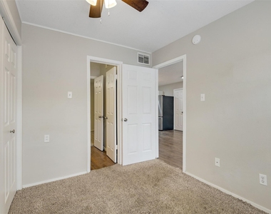 1512 Broadmoor Drive - Photo Thumbnail 5
