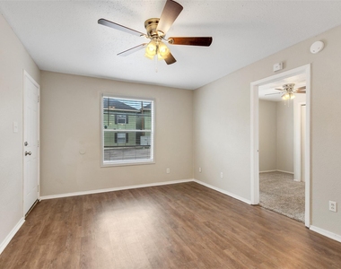1512 Broadmoor Drive - Photo Thumbnail 6
