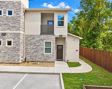504 Nursery Rd - Photo Thumbnail 2
